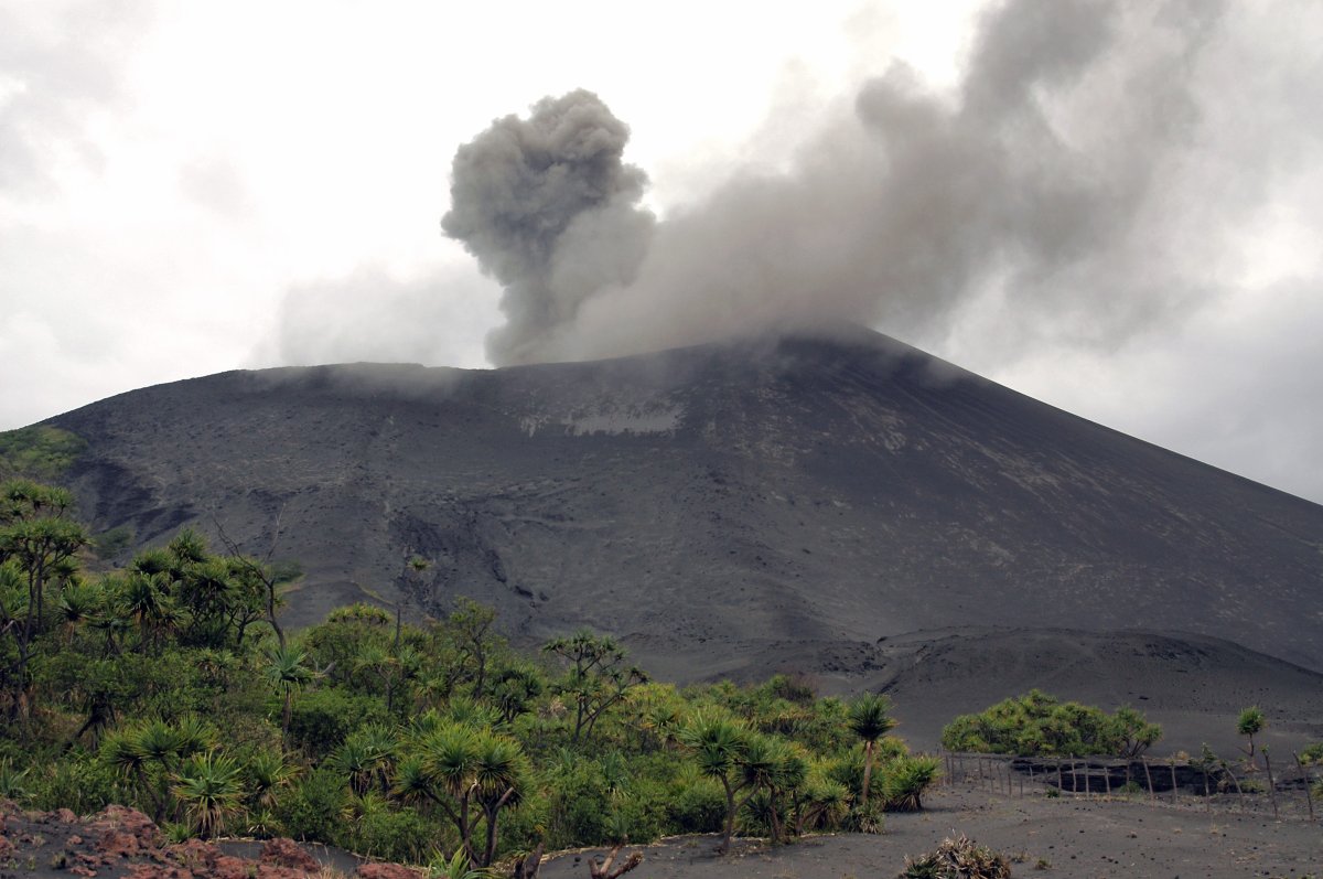 ヤスール山:世界で最もアクセスしやすい活火山 - Mount Yasur | Secret World Trip Planner