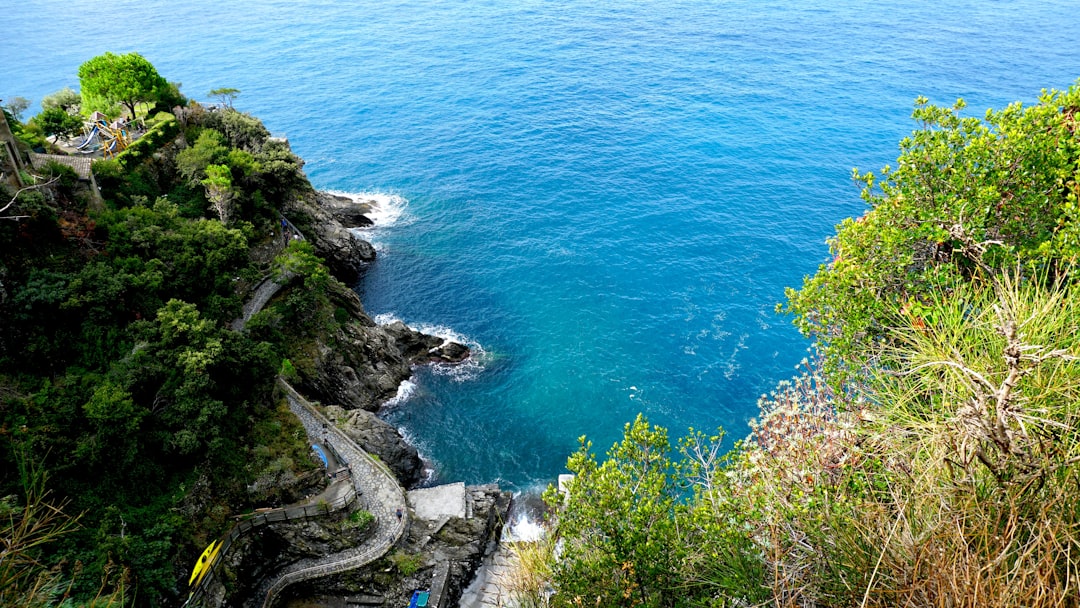 딩리 절벽: 바다 위 250미터의 황홀한 석양 - V92P+V45 | Secret World Trip Planner