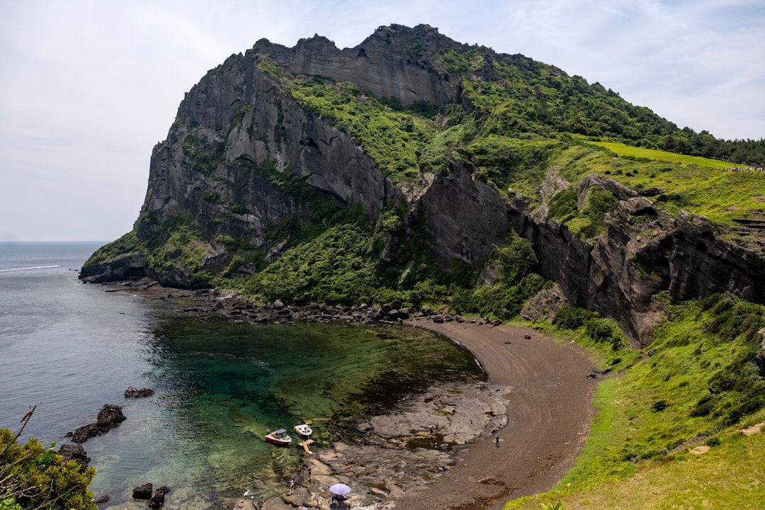 Остров Чеджу: вулканы, лава и черные пляжи Кореи | Secret World Trip Planner