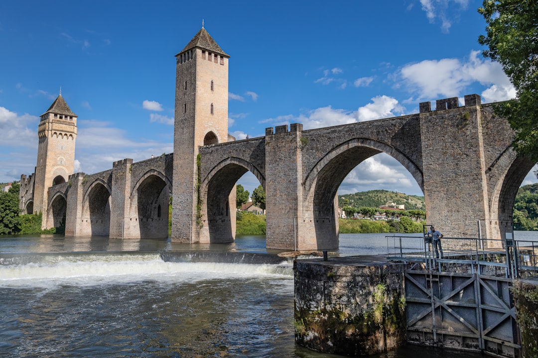 Ponte Valentré à Cahors : forteresse sur le Lot - 46000 Cahors | Secret World Trip Planner