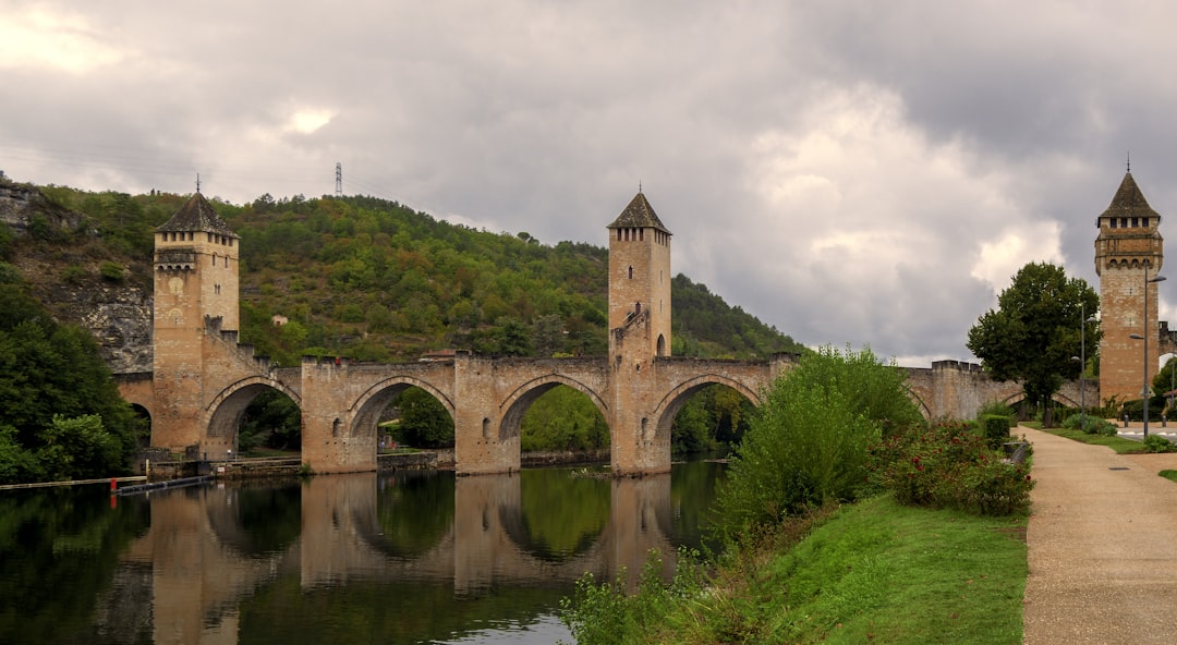 Ponte Valentré à Cahors : forteresse sur le Lot - 46000 Cahors | Secret World Trip Planner