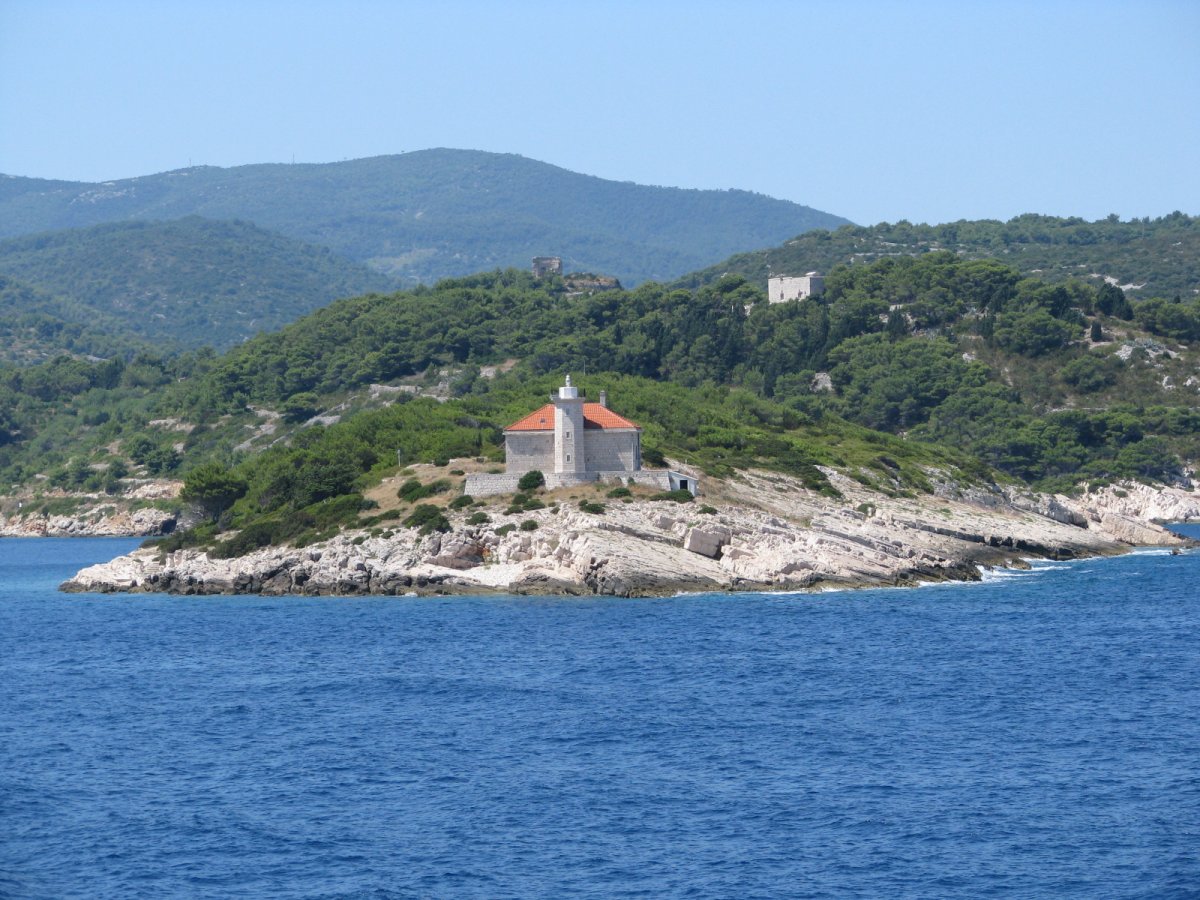 Faro di Host a Vis: isolamento e luce sul mare croato - 21480 | Secret World Trip Planner