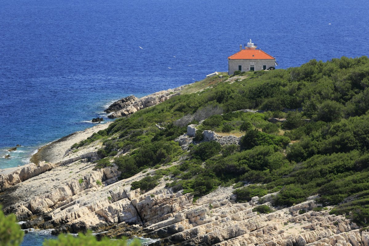 Faro di Host à Vis : lumière et isolement en Croatie - 21480 | Secret World Trip Planner