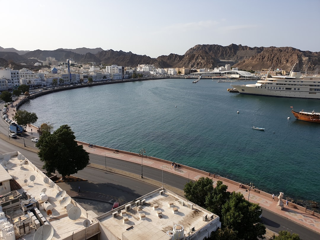 Entdecken Sie Jabal Ragalah: Das Naturwunder des Oman - Khasab | Secret World Trip Planner