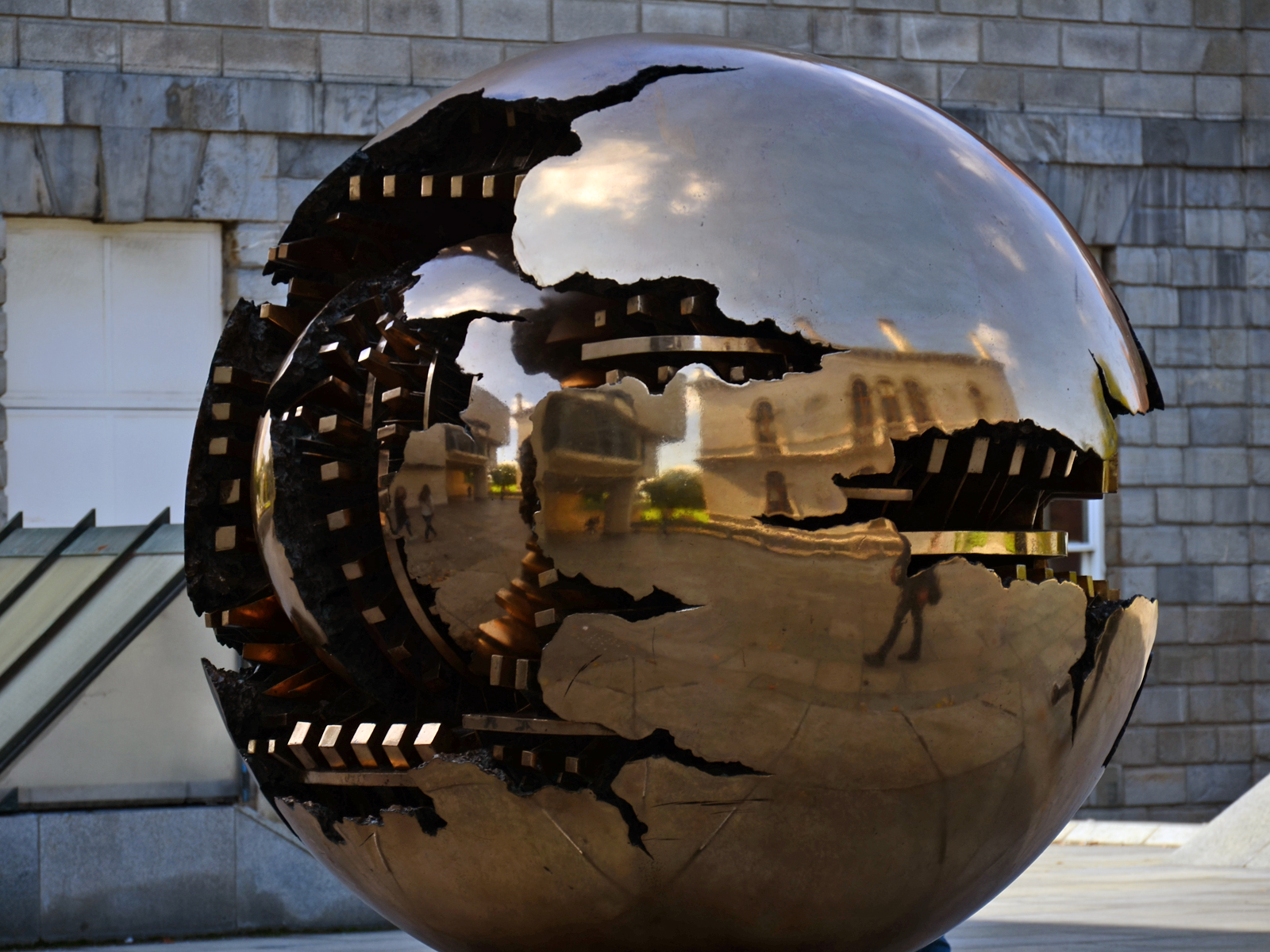 Descubriendo la Esfera con Esfera de Arnaldo Pomodoro en Irlanda - Dublin | Secret World Trip Planner
