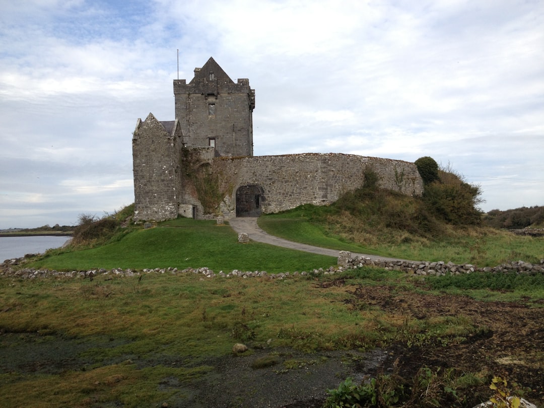 Scoprire Patrick Kavanagh: Un Viaggio nella Cultura Irlandese - Dublin 4 | Secret World Trip Planner