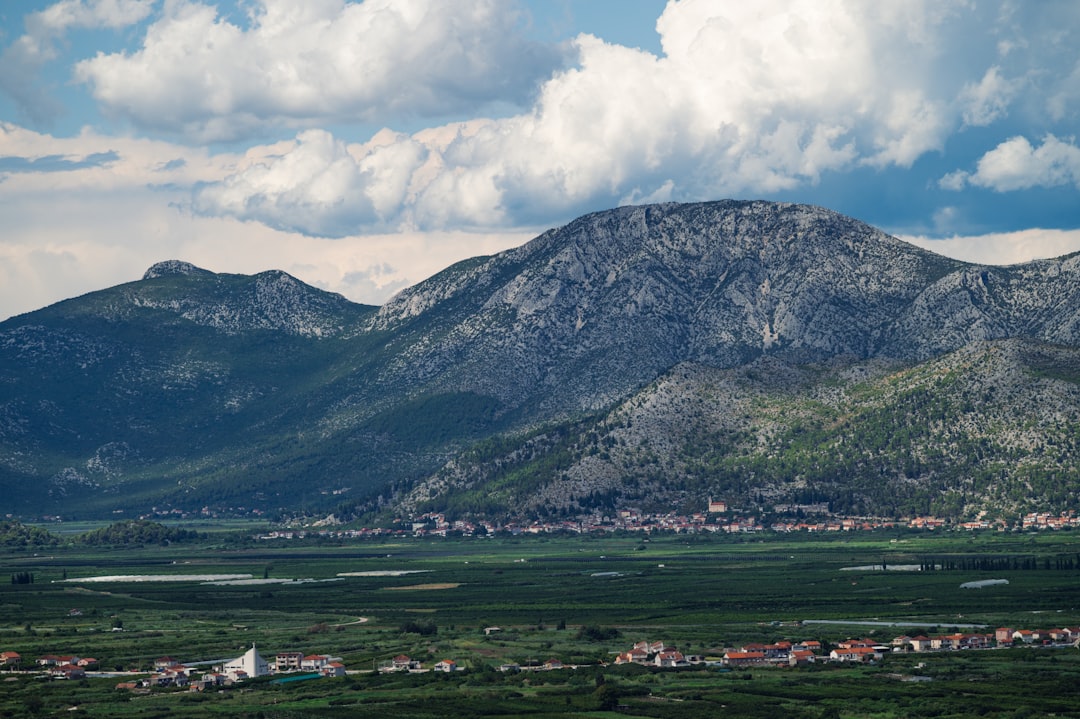 Descubre la Magia del Monte Hum en Croacia - Komiža | Secret World Trip Planner