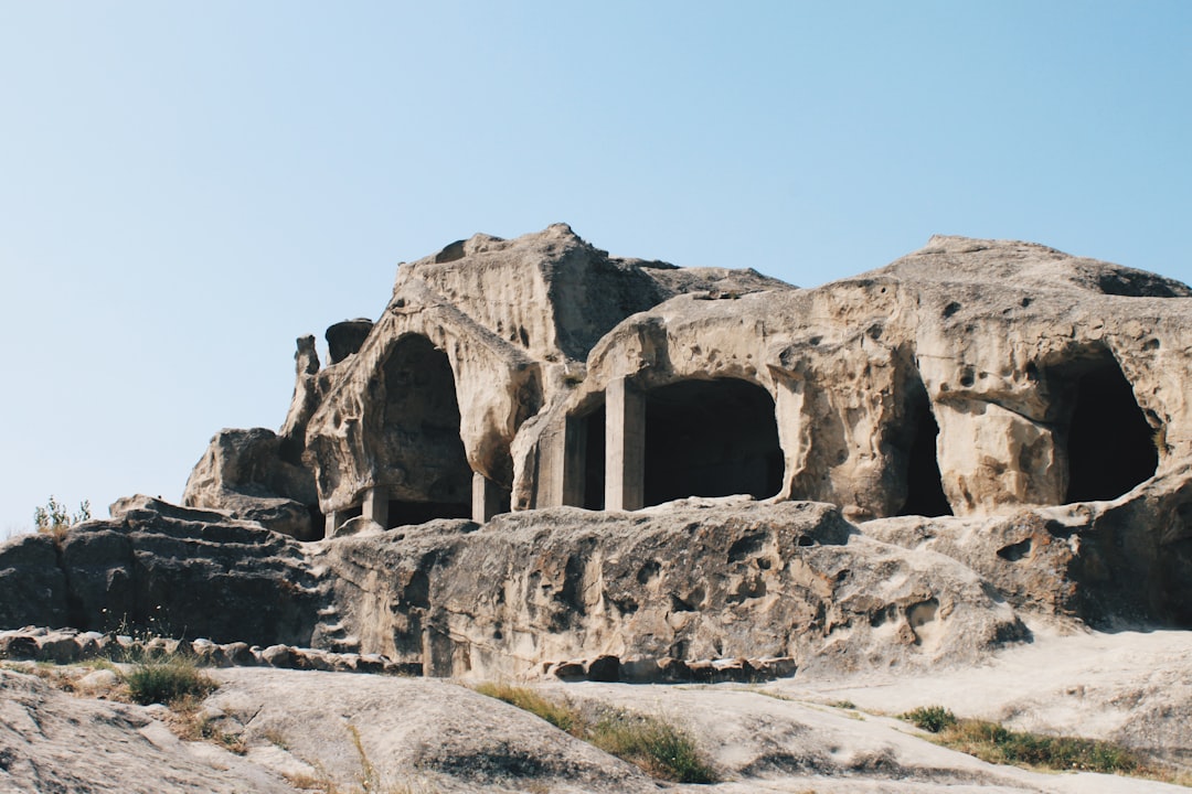 Uplistsikhe: Die heidnische Stadt aus Felsen - Uplistsikhe Complex Road | Secret World Trip Planner