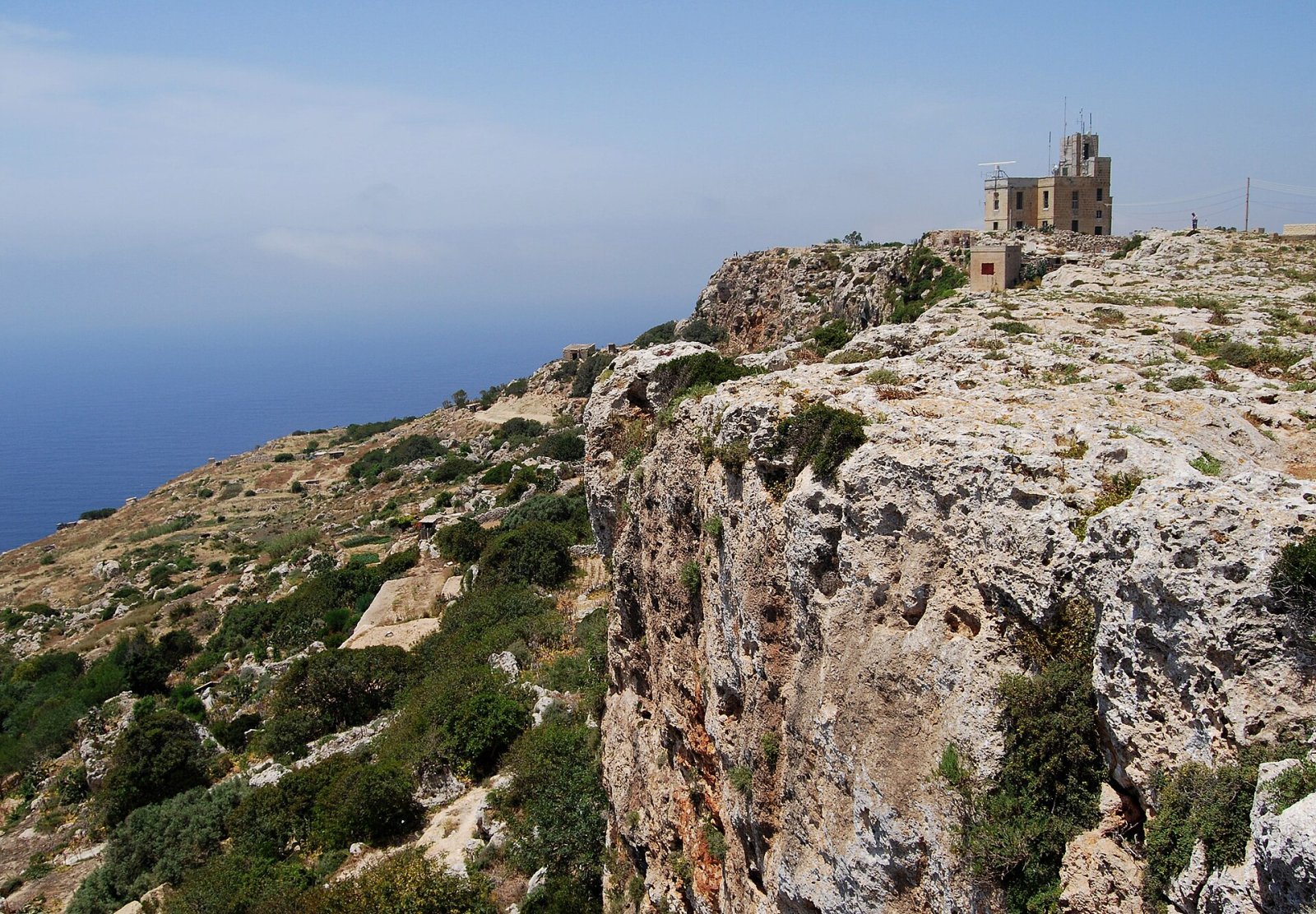 Entdecken Sie Ta’ Dmejrek: Der höchste Punkt Maltas - Is-Siġġiewi | Secret World Trip Planner