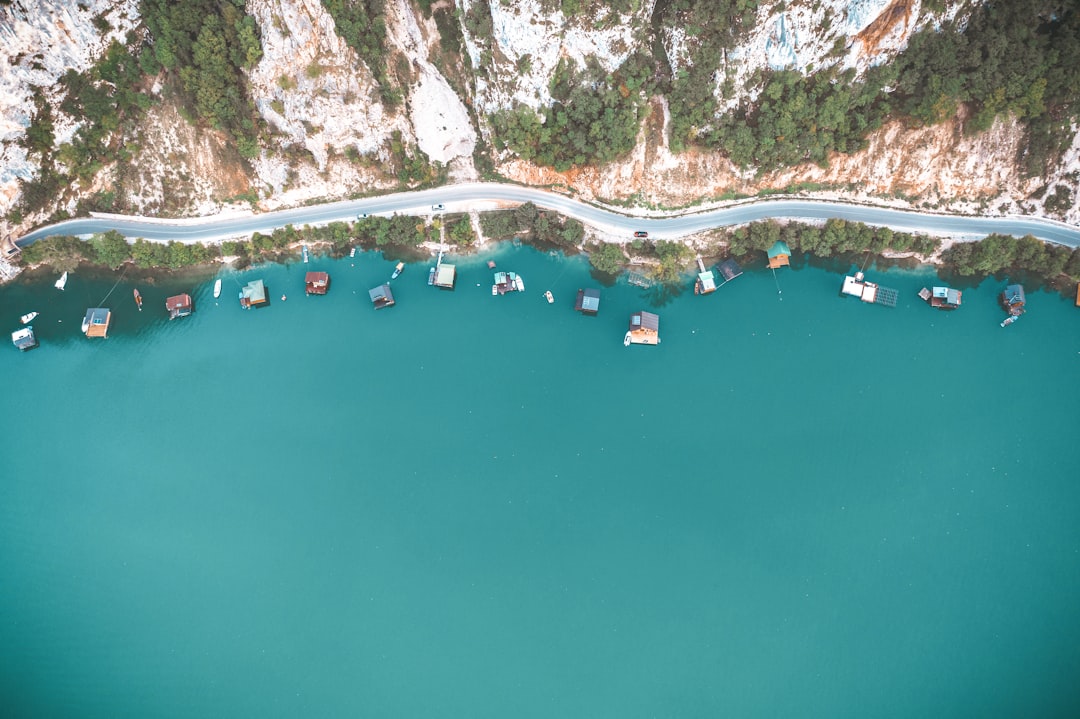 Lago di Perućac: Der Smaragd Serbiens | Secret World Trip Planner