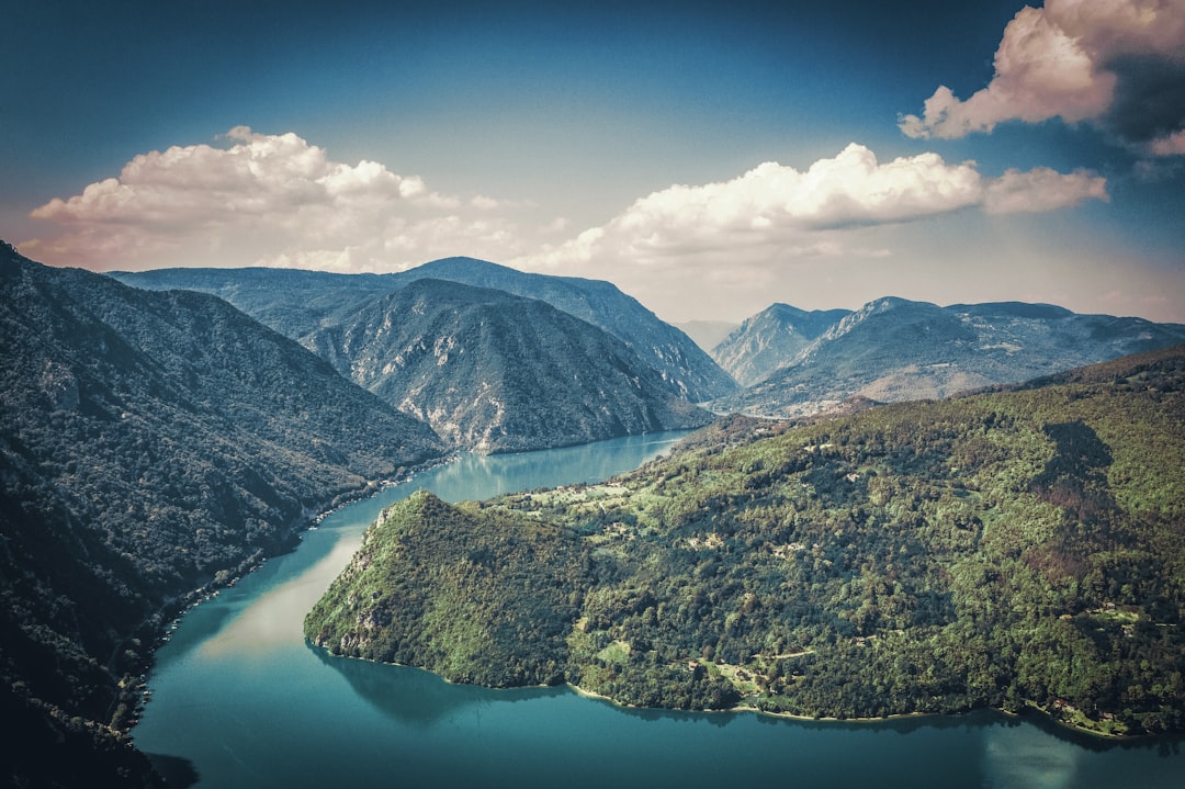 Lago de Perućac: o esmeralda da Sérvia Ocidental | Secret World Trip Planner