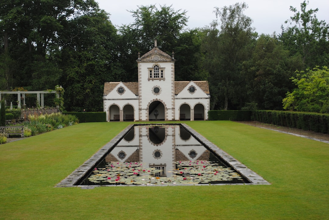 Bodnant Garden: il tunnel di glicine dorato nel Galles - Tal-y-cafn | Secret World Trip Planner