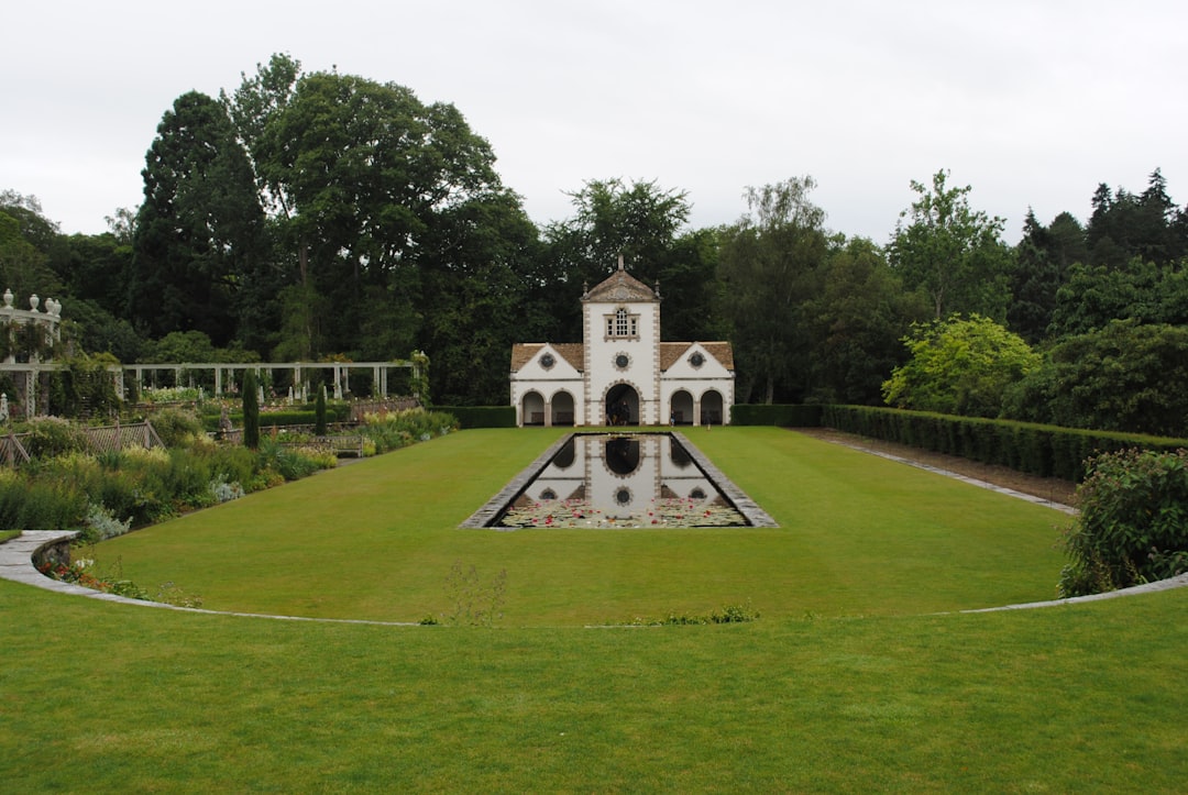 Jardín Bodnant: el túnel de glicinas doradas en Gales - Tal-y-cafn | Secret World Trip Planner