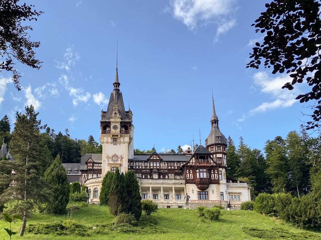 Castello Peleș : joyau néo-Renaissance des Carpates - Aleea Peleșului 2 | Secret World Trip Planner