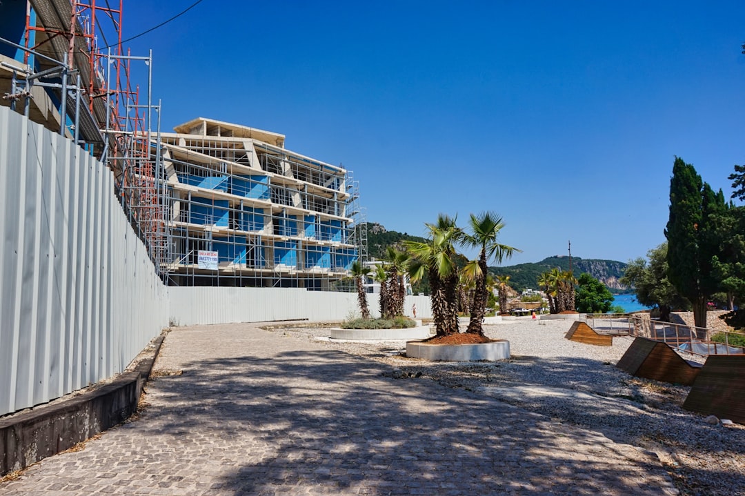 Dhermi: Albanische Strand mit weißem Kies und türkisblauem Wasser - 4JVP+QF6 | Secret World Trip Planner