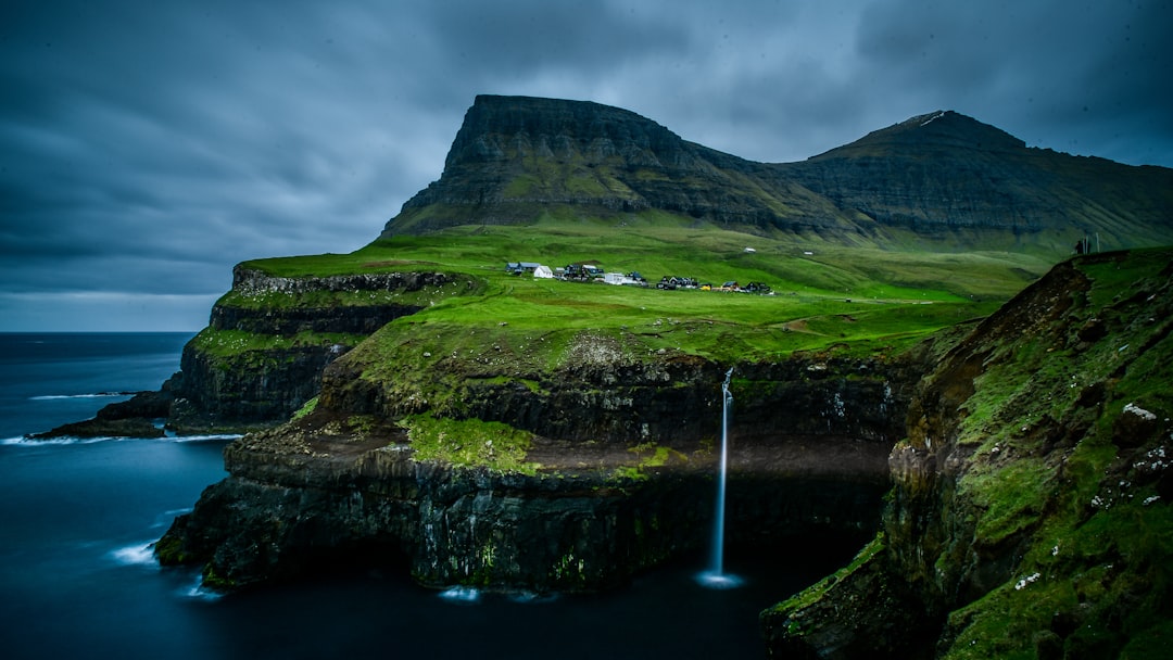 Gásadalur: il tramonto sulla cascata delle Faroe - 4H47+CXP | Secret World Trip Planner