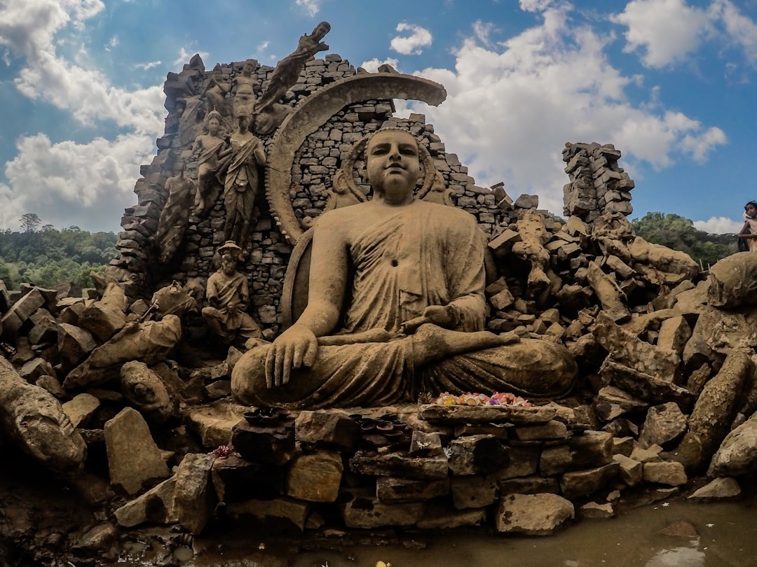 Estatua del Buda de Maligawila: una obra maestra de la historia de Sri Lanka - Okkampitiya | Secret World Trip Planner