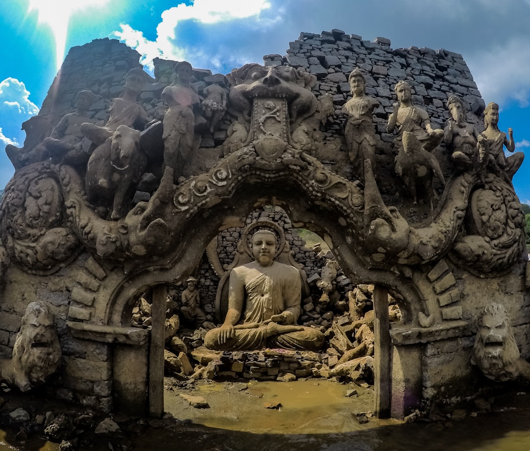 Estatua del Buda de Maligawila: una obra maestra de la historia de Sri Lanka - Okkampitiya | Secret World Trip Planner