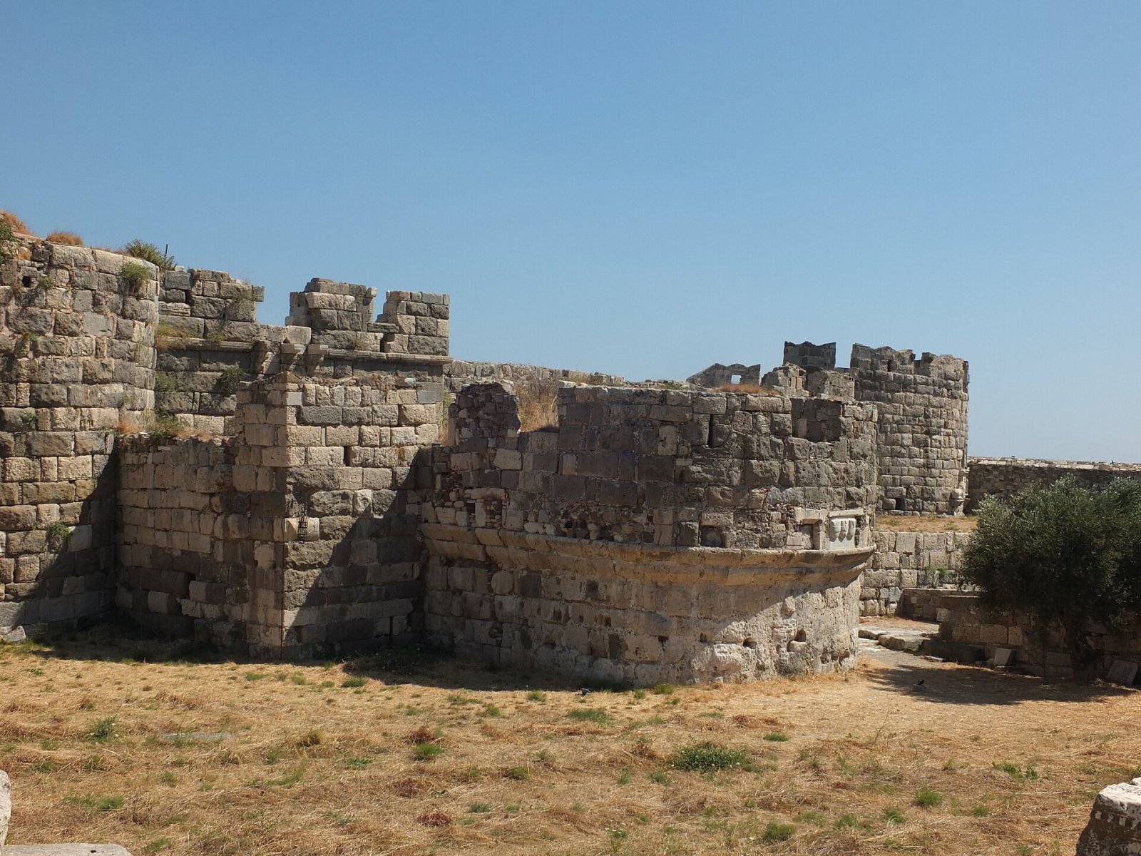 Descubre el Castillo de Megalo Chorio: un tesoro histórico en Grecia - F84V+X8 Tilos | Secret World Trip Planner