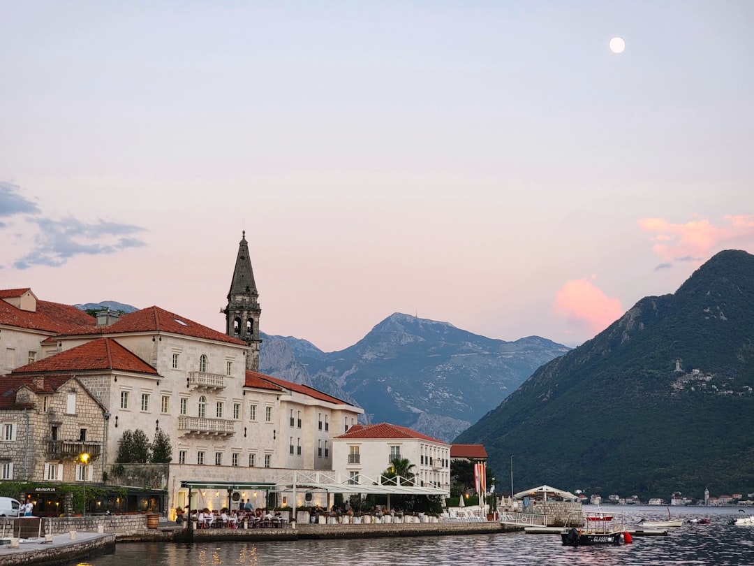 Découvrez Ljeljeni vrh : la montagne enchanteresse du Monténégro - Prošćenje | Secret World Trip Planner