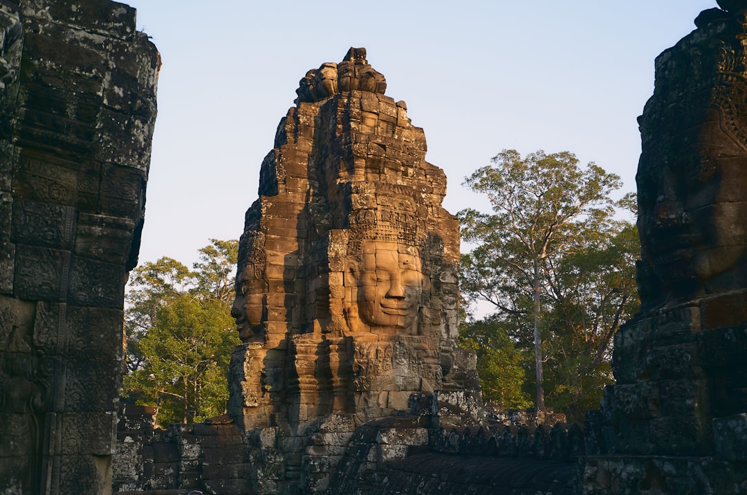Explorando la Historia de los Budas en Camboya - Sangkom Thmei | Secret World Trip Planner