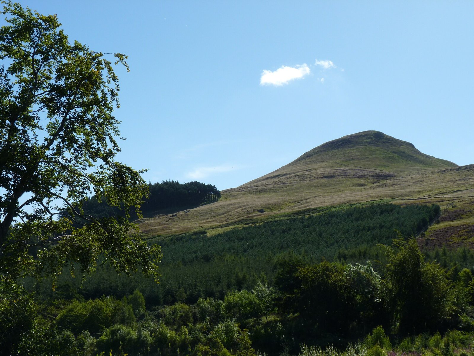 Descubre East Lomond: una joya natural de Escocia - 6QRH+WG Cupar | Secret World Trip Planner