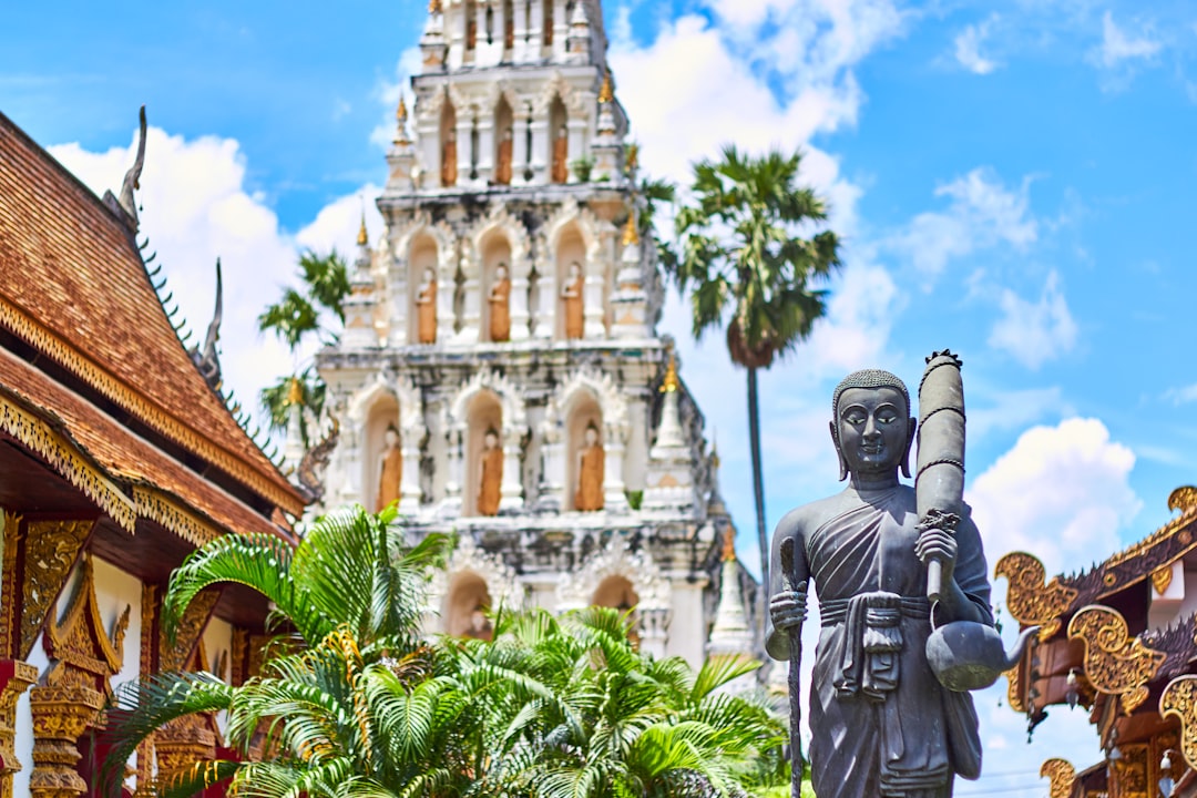 Entdecken Sie die Ruinen von Wat Chedi Kao Yot in Thailand - Si Satchanalai District | Secret World Trip Planner
