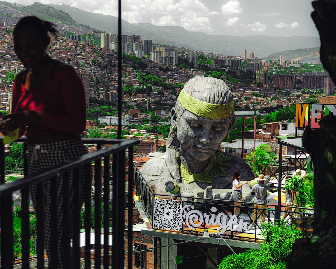 Die Escultura Reto in Kolumbien entdecken: ein künstlerischer Schatz - Itagüí | Secret World Trip Planner