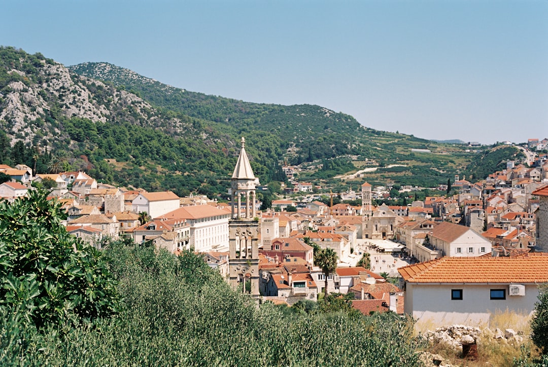 Die Figur von Franjo Tuđman in Kroatien entdecken - Makarska | Secret World Trip Planner