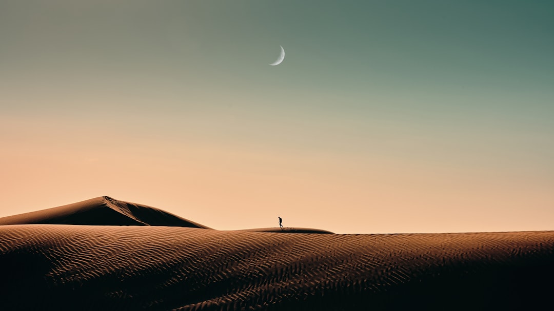 Ash Sharqiyah Sands: Der orangefarbene Wüstenzauber Omans - Mandinat Al Sultan Qaboos Bidiyah OM Bidiyah OM | Secret World Trip Planner