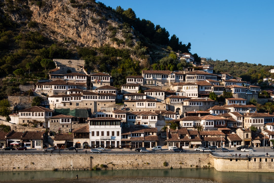 Entdeckung des Flughafens Nënë Tereza in Tirana - Juban | Secret World Trip Planner