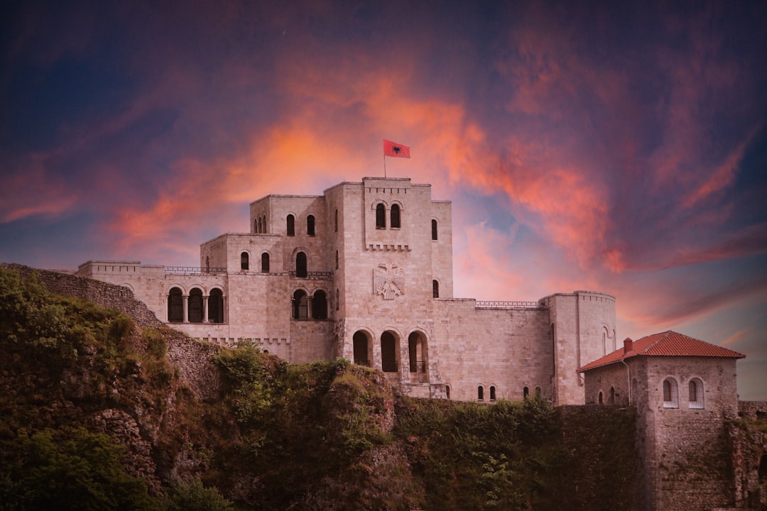 Explora el Castillo de Drisht: historia y encanto en Albania - Shkodër | Secret World Trip Planner