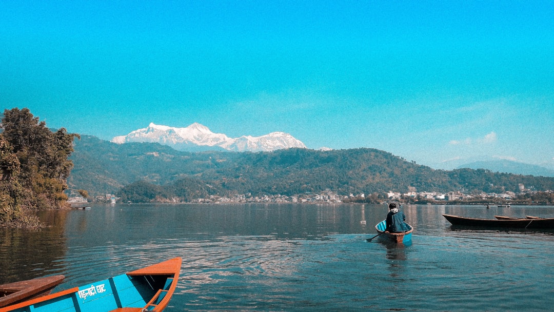 Phewa Lake: il riflesso dell'Annapurna sull'acqua - gantavya St | Secret World Trip Planner