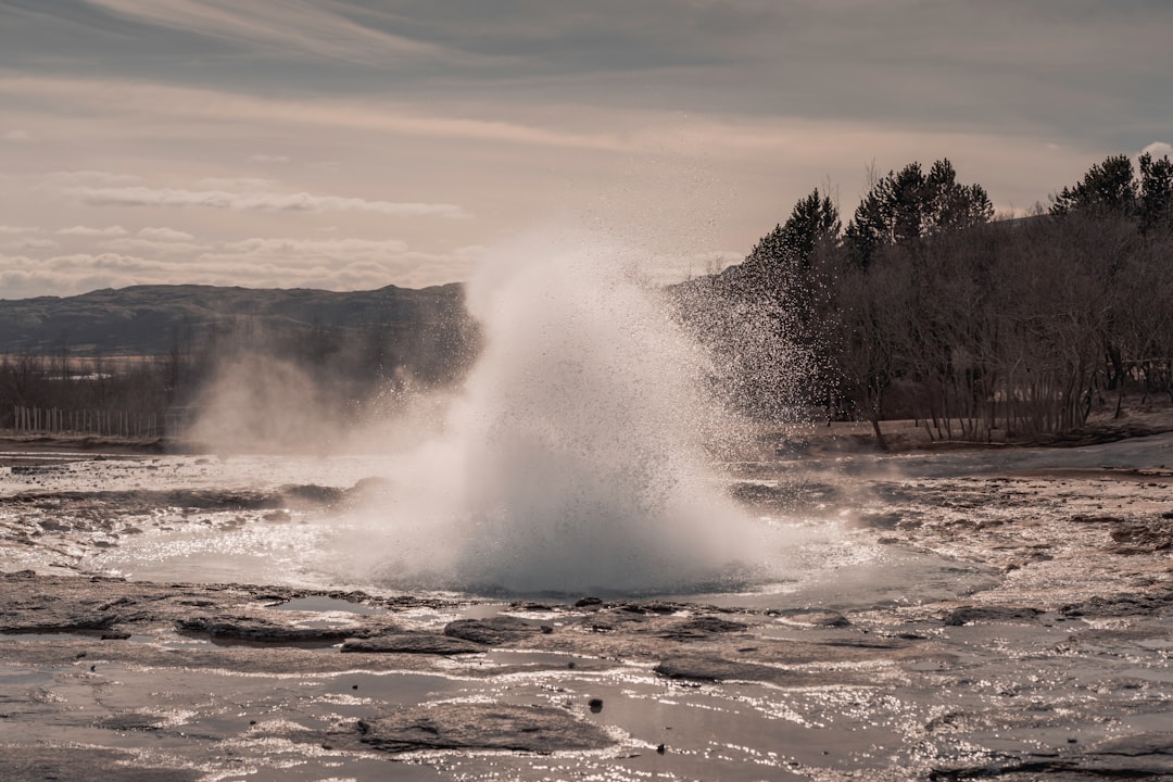 Strokkur : le geyser islandais qui jaillit toutes les 10 minutes - Hafnartún | Secret World Trip Planner