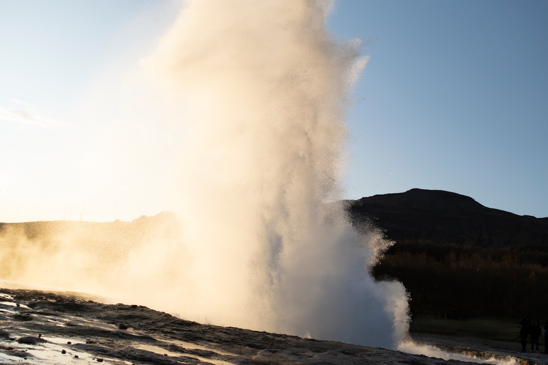 Strokkur: o gêiser islandês que erupciona a cada 10 min - Hafnartún | Secret World Trip Planner