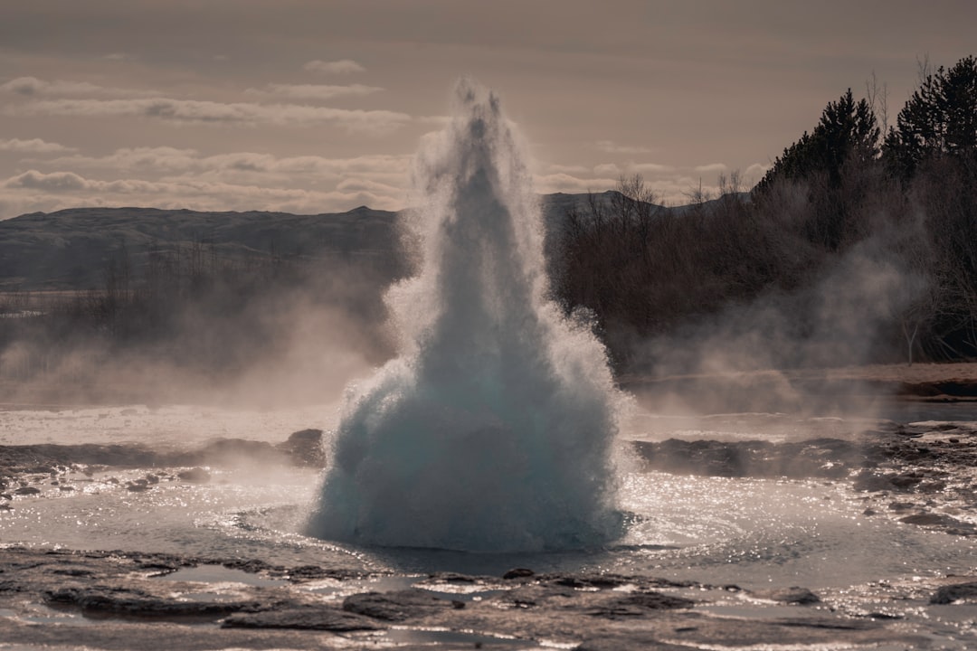 ストロックル:10分ごとに噴出するアイスランドの間欠泉 - Hafnartún | Secret World Trip Planner