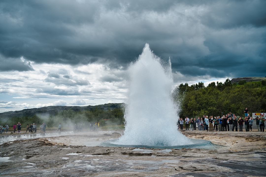 ストロックル:10分ごとに噴出するアイスランドの間欠泉 - Hafnartún | Secret World Trip Planner