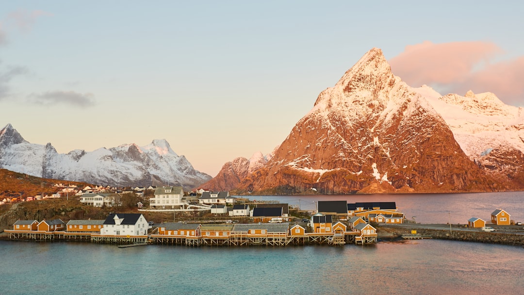 Hamnøy: Die roten Hütten der Lofoten-Fjorde - Olenilsøya | Secret World Trip Planner