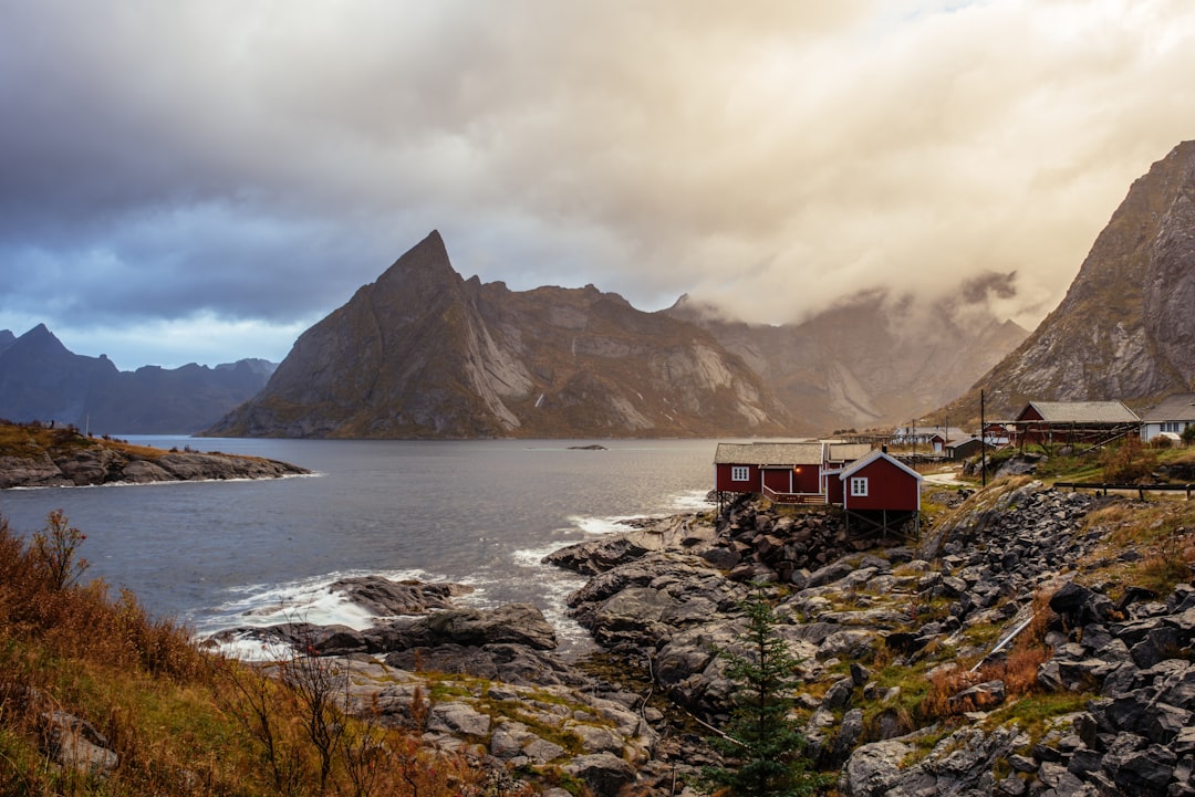 Hamnøy: as cabines vermelhas dos fiordes Lofoten - Olenilsøya | Secret World Trip Planner