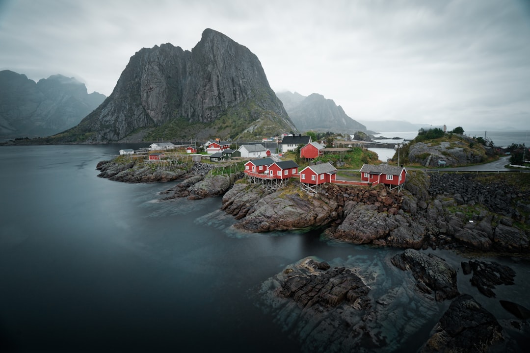 Hamnøy: as cabines vermelhas dos fiordes Lofoten - Olenilsøya | Secret World Trip Planner