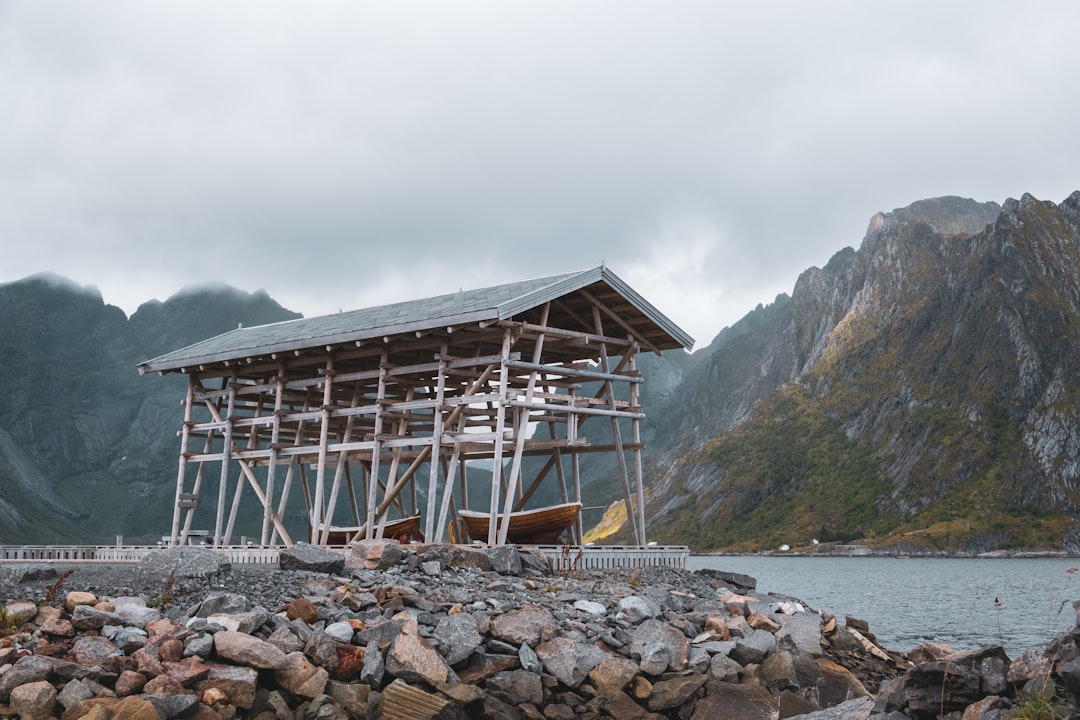 汉姆诺伊:红色小屋映照洛弗敦峡湾 - Olenilsøya | Secret World Trip Planner