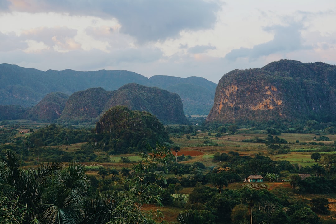 Entdecken Sie die Magie der Cueva del Indio in Kuba - Vinales | Secret World Trip Planner