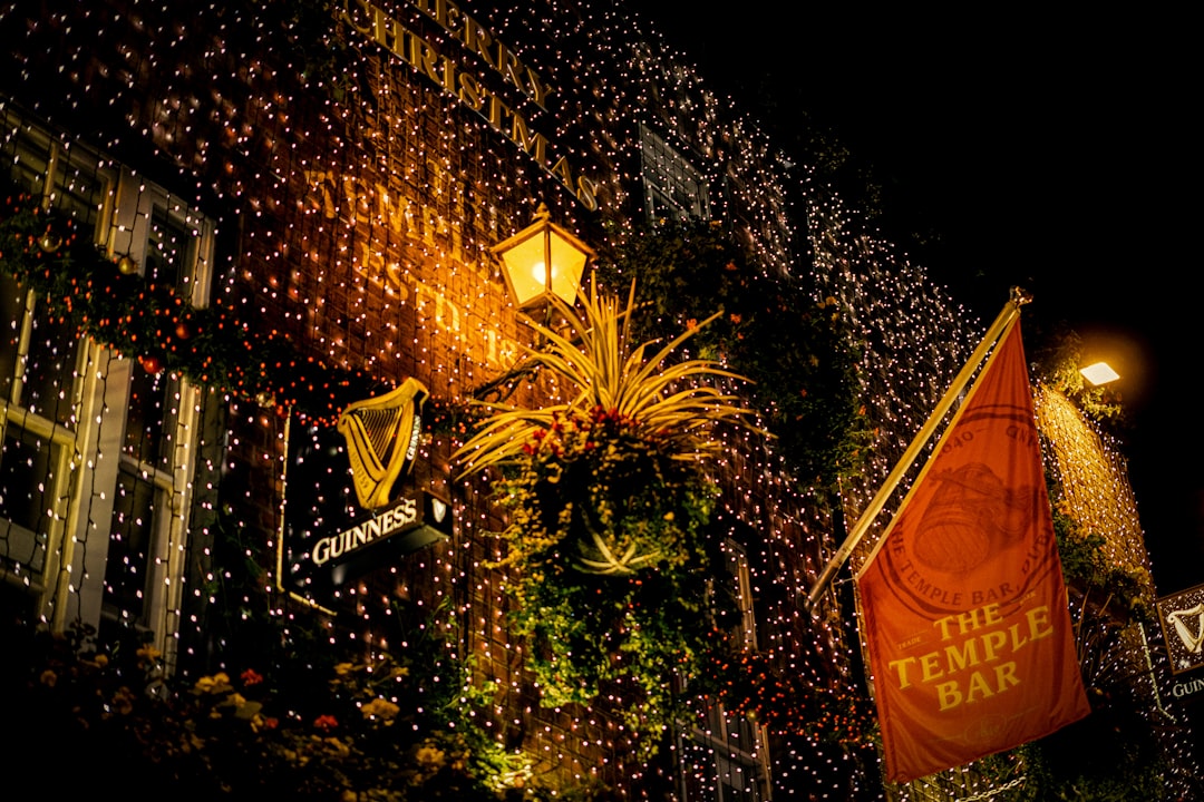 ダブリンの文化的シンボル、ザ・ファイブ・ランプスを発見する - Dublin | Secret World Trip Planner