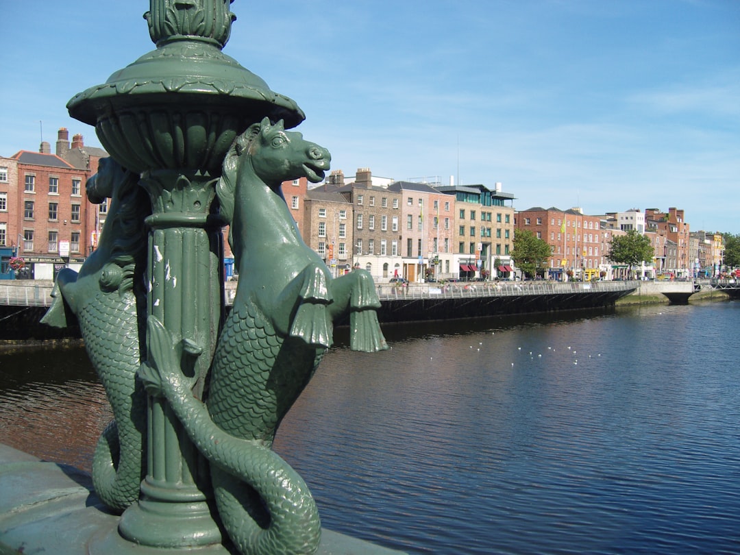 ダブリンの文化的シンボル、ザ・ファイブ・ランプスを発見する - Dublin | Secret World Trip Planner