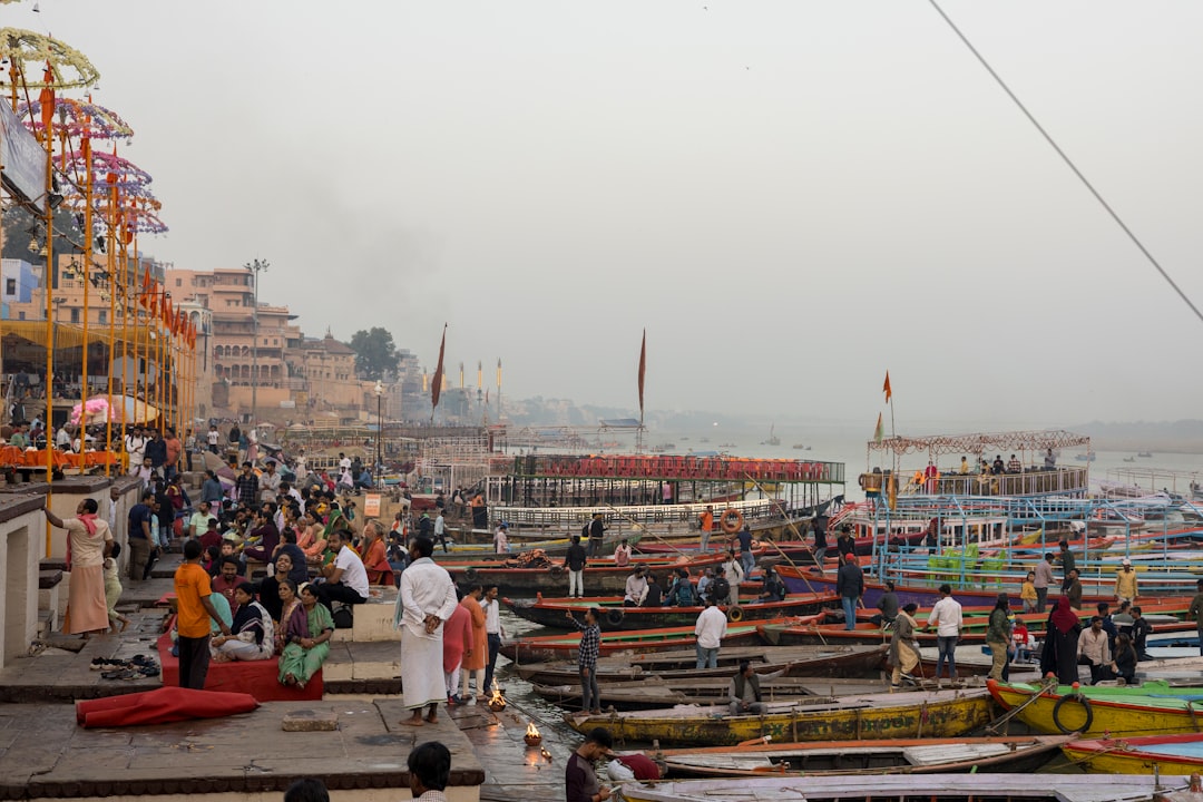 Manikarnika Ghat: Das ewige Feuer von Varanasi - Varanasi | Secret World Trip Planner