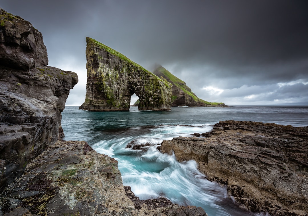 Drangarnir: los arcos de roca de las Faroe al atardecer - 3HGP+69 | Secret World Trip Planner