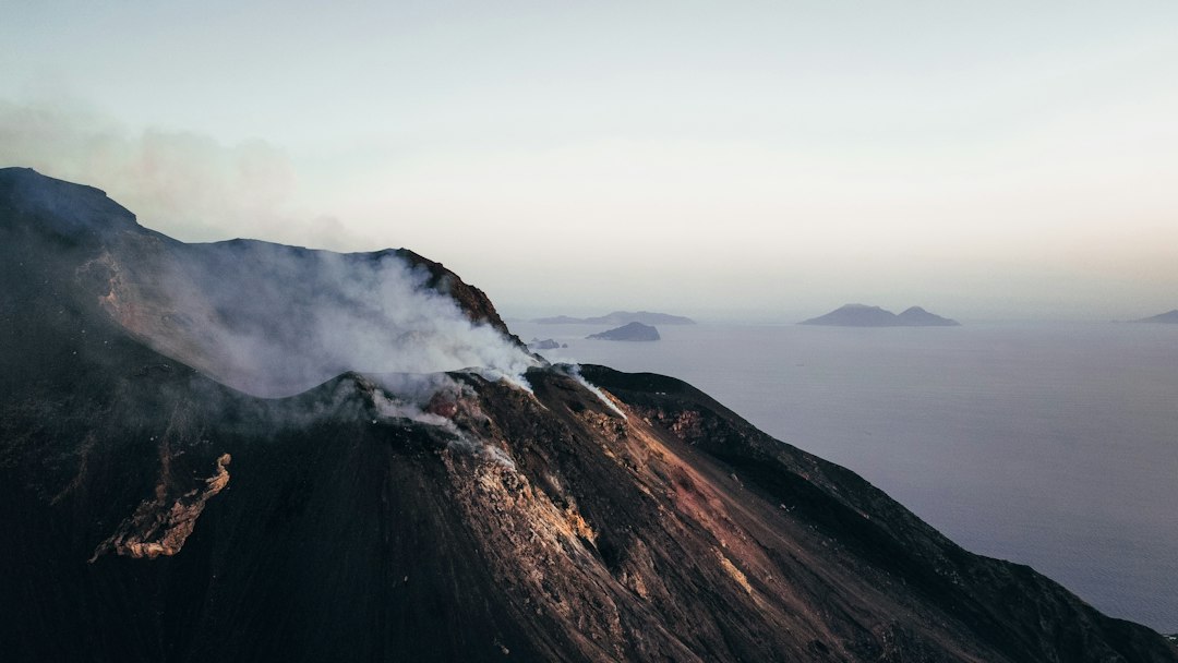 Stromboli: subir al cráter entre fuego y mar - Stromboli | Secret World Trip Planner