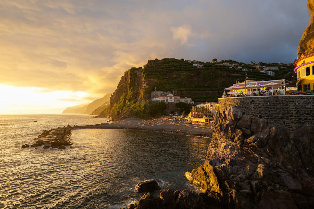 Sonnenuntergänge in Ponta do Sol: Madeiras Ozeanterrasse - Av. 1º de Maio | Secret World Trip Planner
