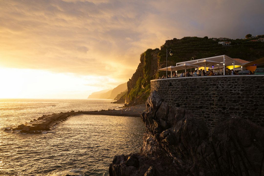 Atardeceres en Ponta do Sol: terraza sobre el océano - Av. 1º de Maio | Secret World Trip Planner
