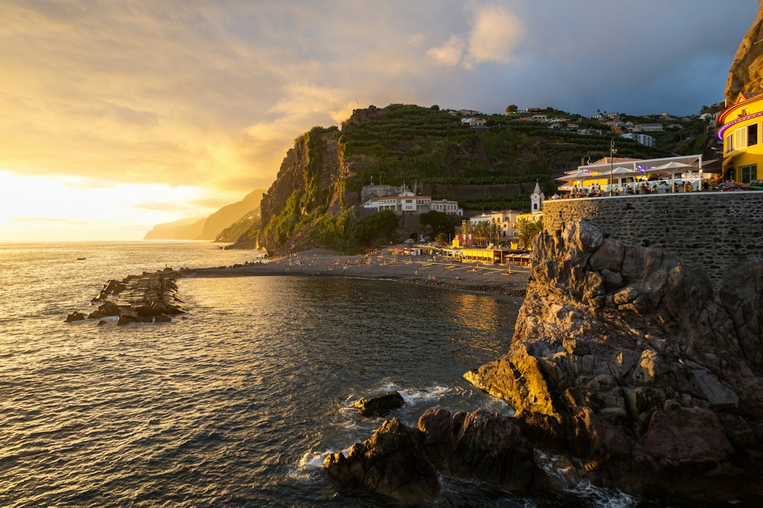 Atardeceres en Ponta do Sol: terraza sobre el océano - Av. 1º de Maio | Secret World Trip Planner